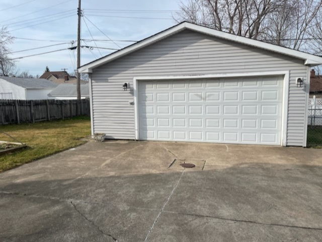 2 1/2 car garage with opener - 888 Pelley Dr