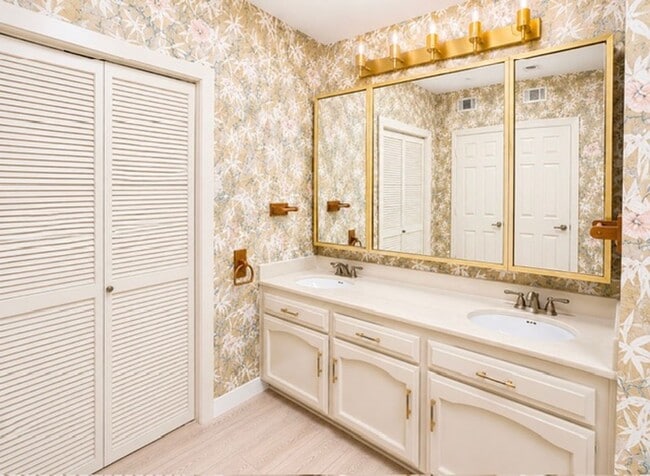 Building Photo - 2 Bedroom 2 Bath Bay Park Condo with Stunning Mission Bay Views!!