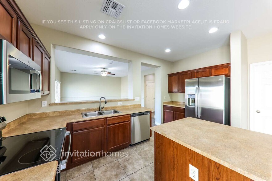 Building Photo - 982 E Corral St