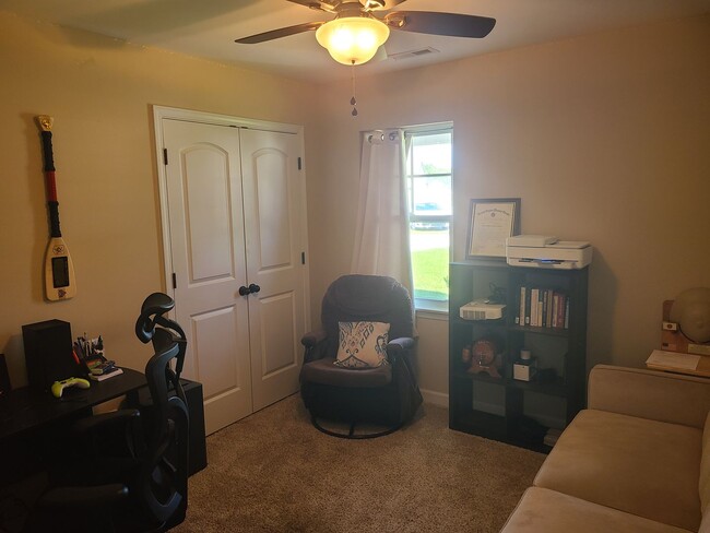 Building Photo - 3 Bedroom, 2 bath home in the Bridgeport C...