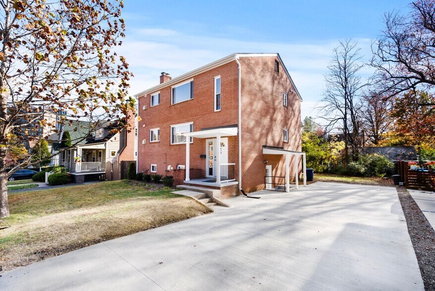 Building Photo - 618 19th St S