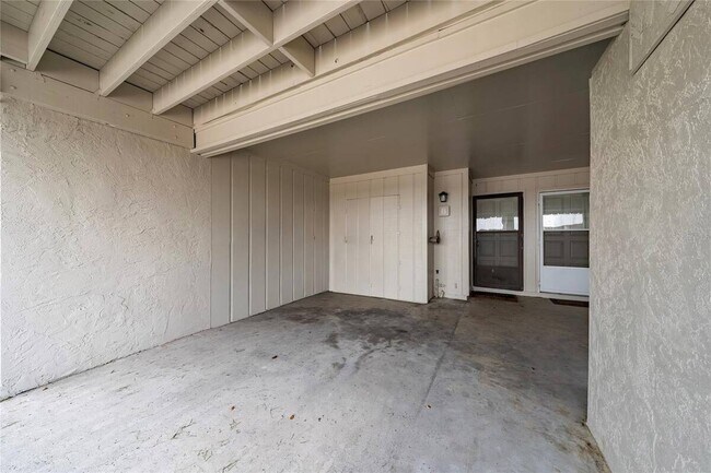 Building Photo - 1412 Oak Pl