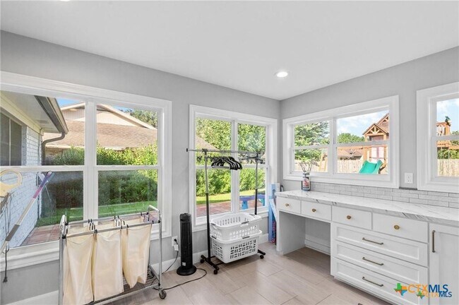 Building Photo - 6037 Country Club Dr