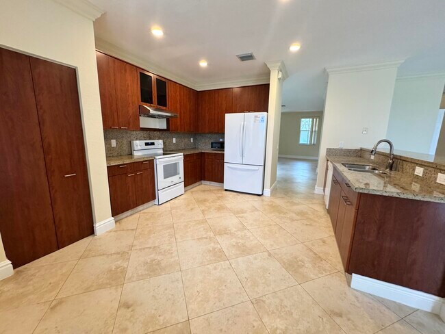 Building Photo - 898 Tulip Cir