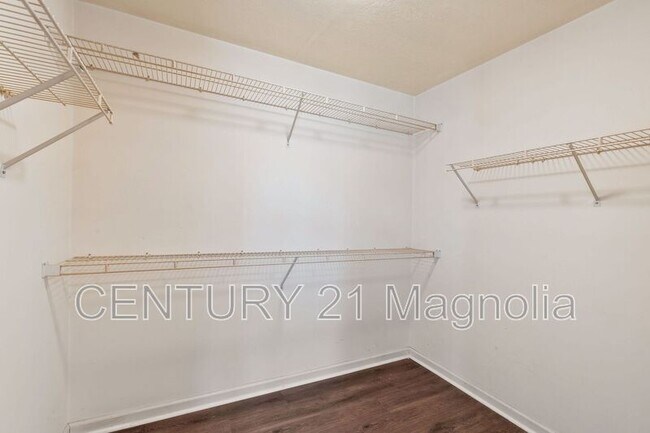 Building Photo - 928 Hunting Horn Wy