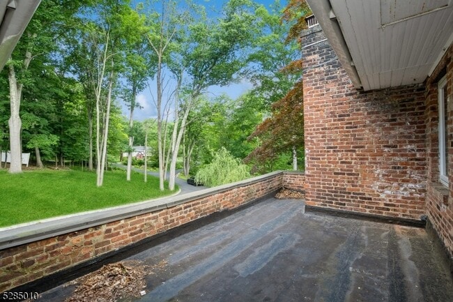 Building Photo - 242 Lake Rd