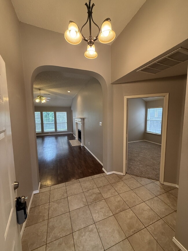Building Photo - Charming 3 Bedroom Haven with 2 Full Baths in Fort Worth. Spacious 1748 Sq. Ft. Retreat on Comfor...