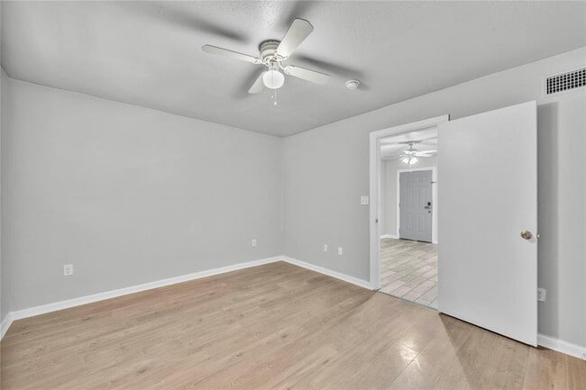 Building Photo - 901 Parmer Ave