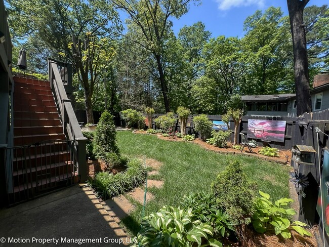 Building Photo - Stunning Fully Furnished Home