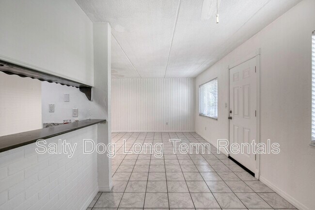 Building Photo - 400 Oakridge Blvd