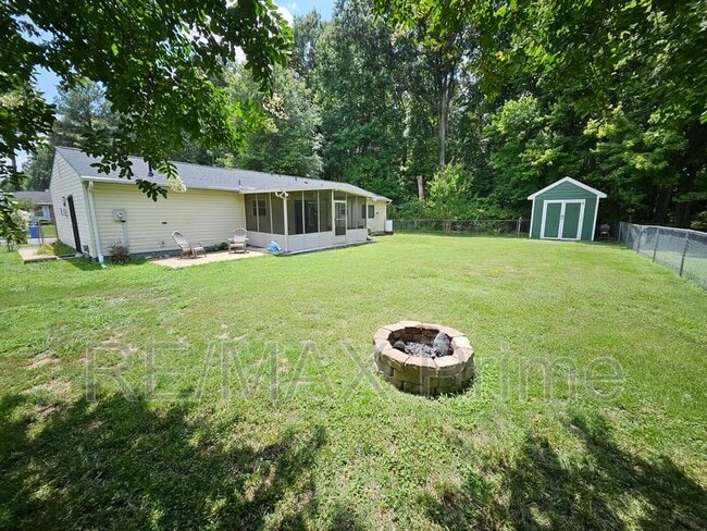 Building Photo - 3413 Newport Dr