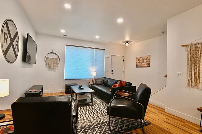 Building Photo - 829 S Main St