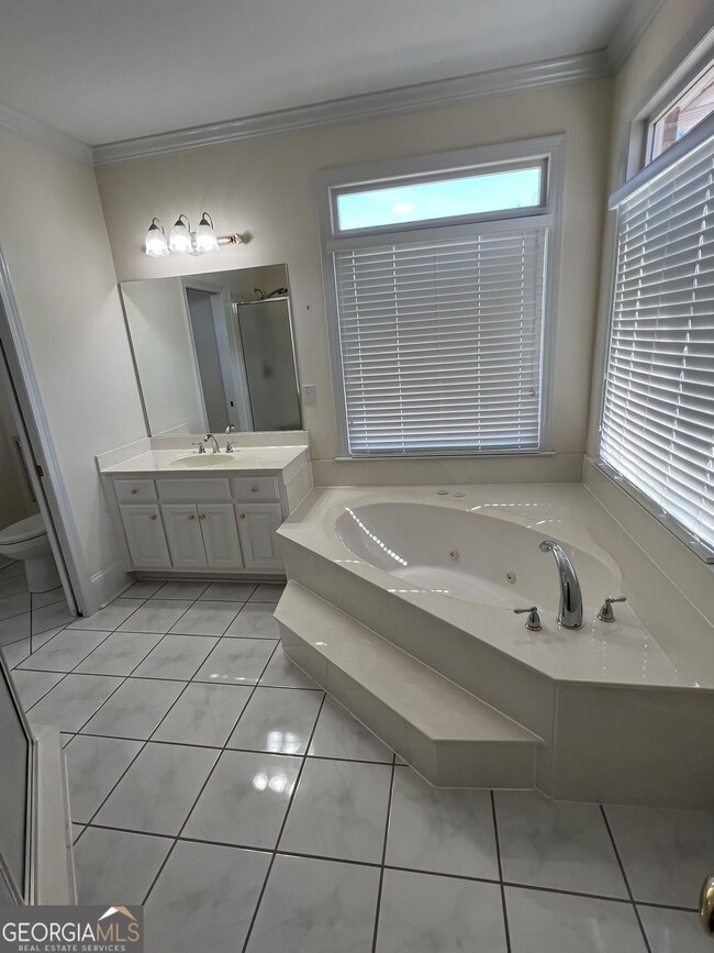 Building Photo - 678 Verney Dr