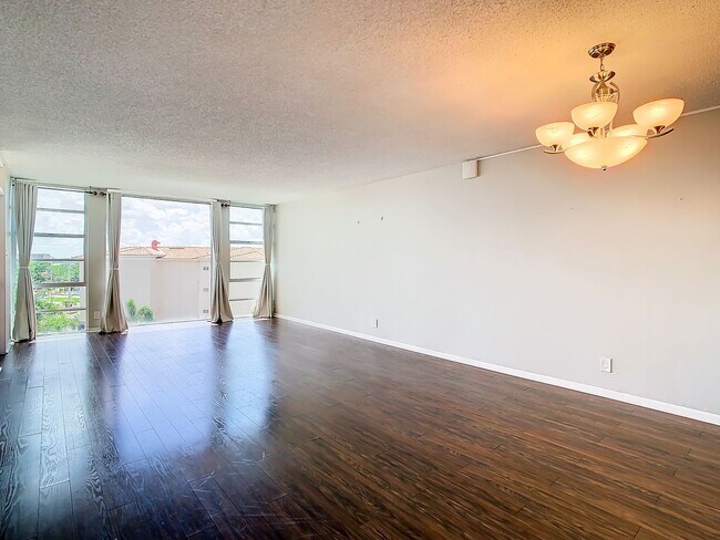 Building Photo - 7400 Sun Island Dr S