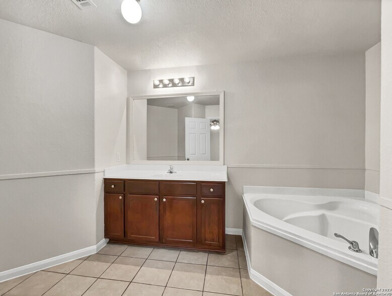 Building Photo - 6612 Luckey Path