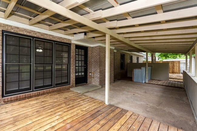 Building Photo - ** 4 bed 2 bath located in Dalraida close ...