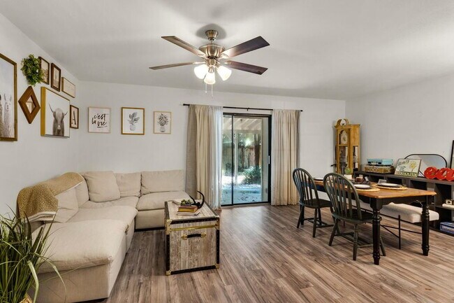 Building Photo - "Charming 2-Bed Townhouse in Fort Walton Beach"