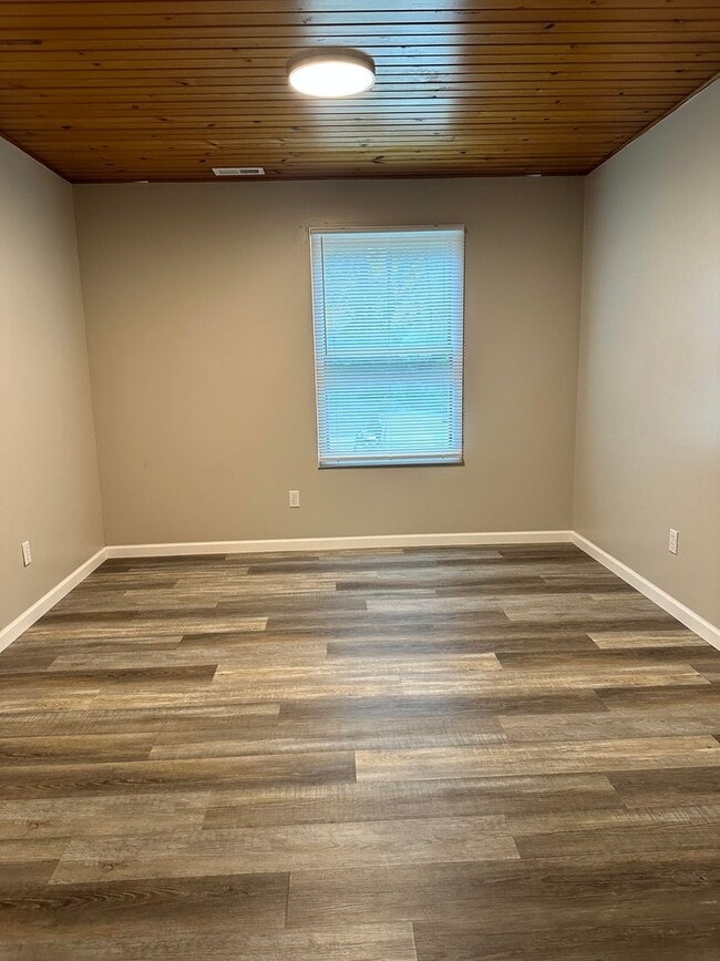 Building Photo - PRICE REDUCED! 3 bedroom, 2.5 bath Townhou...