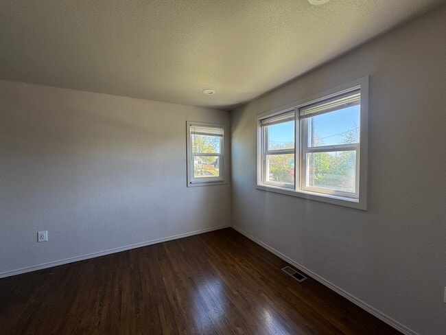 Building Photo - 3 Bedroom In East Tacoma!