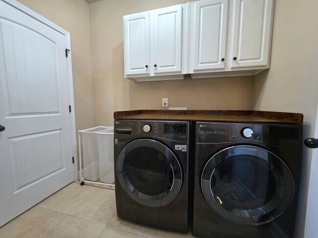 Building Photo - 4 Bedroom/3 Bathroom Plus, Plus, and Plus ...
