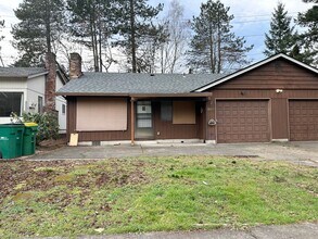 Building Photo - 2 Bedroom Duplex Off Oleson Road!