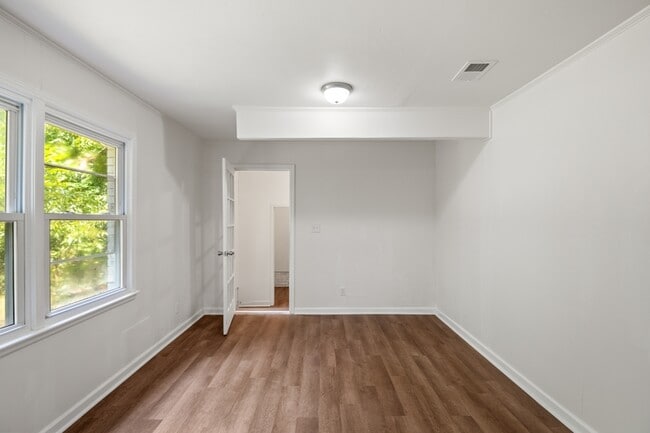 Building Photo - 27 Bethune Ct