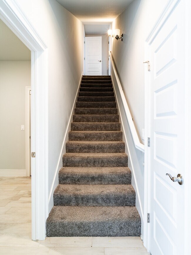 Building Photo - 1671 Sunrise Cir