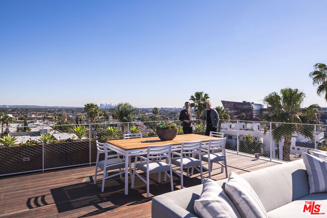 Building Photo - 935 N San Vicente Blvd