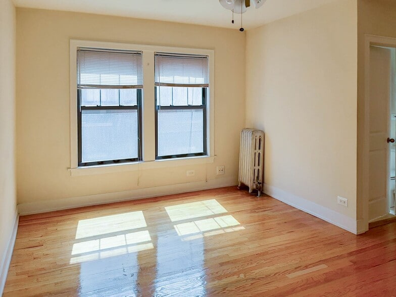 Building Photo - 538 W Cornelia Ave