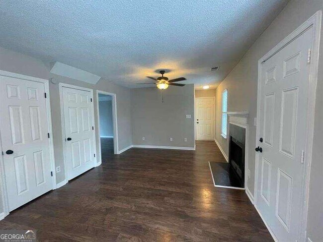 Building Photo - 2200 Burdett Ridge Dr