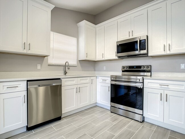 Building Photo - Beautiful 3 Bedroom, 2 Bath POOL Home with 2-Car Garage in the Heart of Hunters Creek!