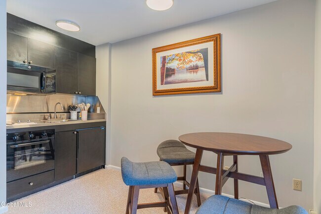 Building Photo - 28 White St