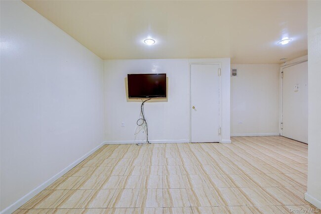 Building Photo - 25 Burns St