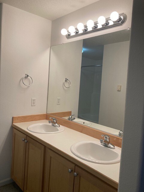 Building Photo - 14735 SW Sandhill Loop