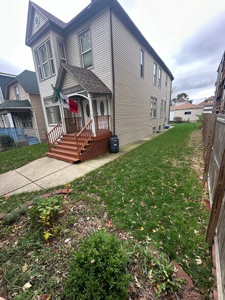 Building Photo - 1928 N Keeler Ave