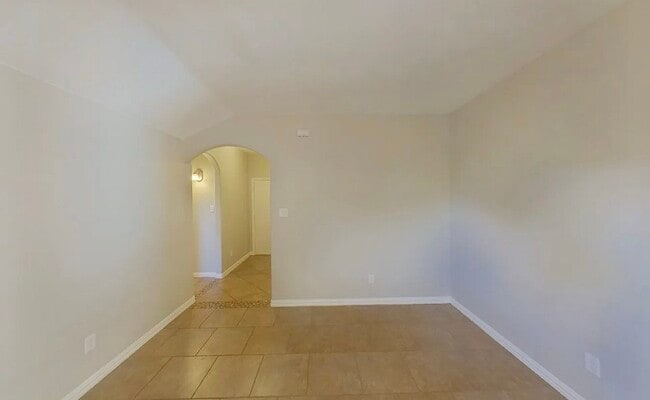 Building Photo - Stylish 3-Bedroom Residence Perfect for Family Living