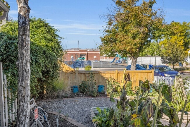 Building Photo - Stunning Single Family Home In Excellent L...