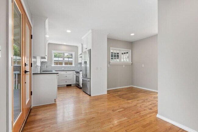Building Photo - Sunny Air Conditioned Mercer Island Charmer!