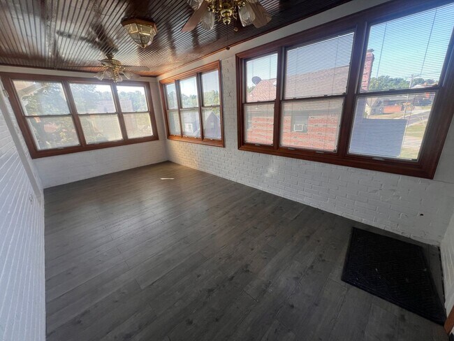 Building Photo - Pittsburgh - 2 Bedroom 1.5 Bathroom - Home...