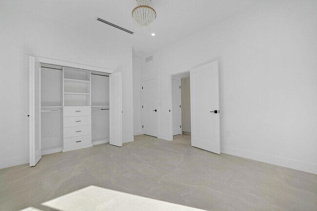 Building Photo - 129 Indies Dr S