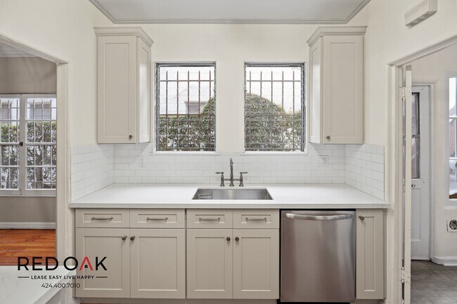 Building Photo - 206 S Martel Ave
