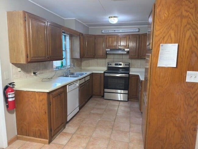 Building Photo - 4409 W Varn Ave