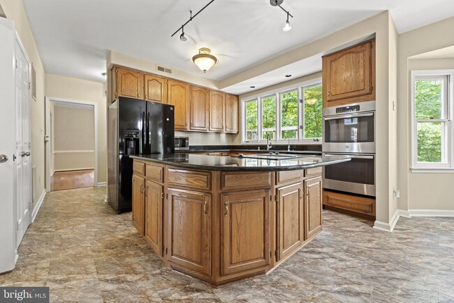 Building Photo - 7500 S Valley Dr