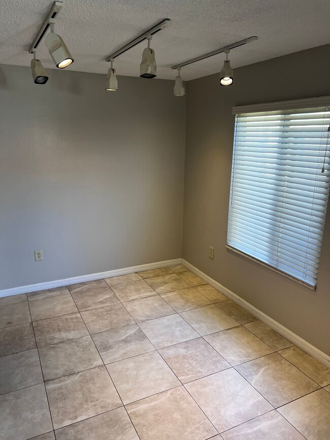 Building Photo - 2 Story Condo. Lovely 2 bed/1.5 bath condo