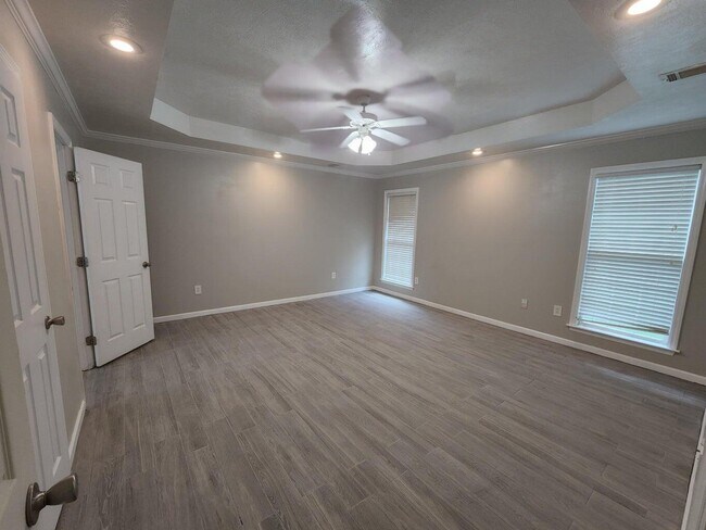 Building Photo - 572 Lory Ln