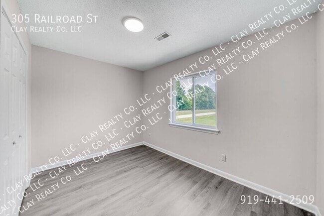 Building Photo - 305 Railroad St