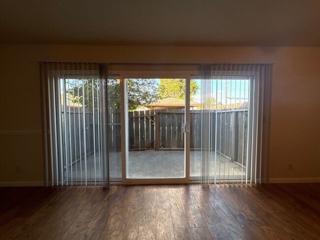 Building Photo - 2 Bedroom 1 Bath Apartment