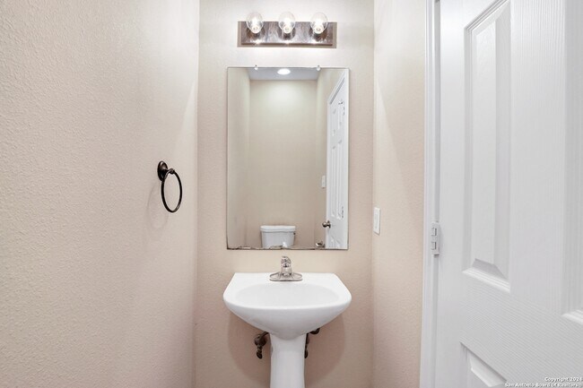 Building Photo - 5815 Golf Bend