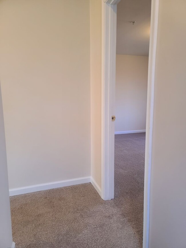 Building Photo - 3 Bedroom 2 1/2 bath ** End Unit** Townhome for Rent in Waynesboro