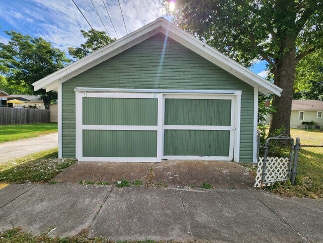 Building Photo - Spacious 5-Bedroom, 2-Bathroom Home AVAILA...
